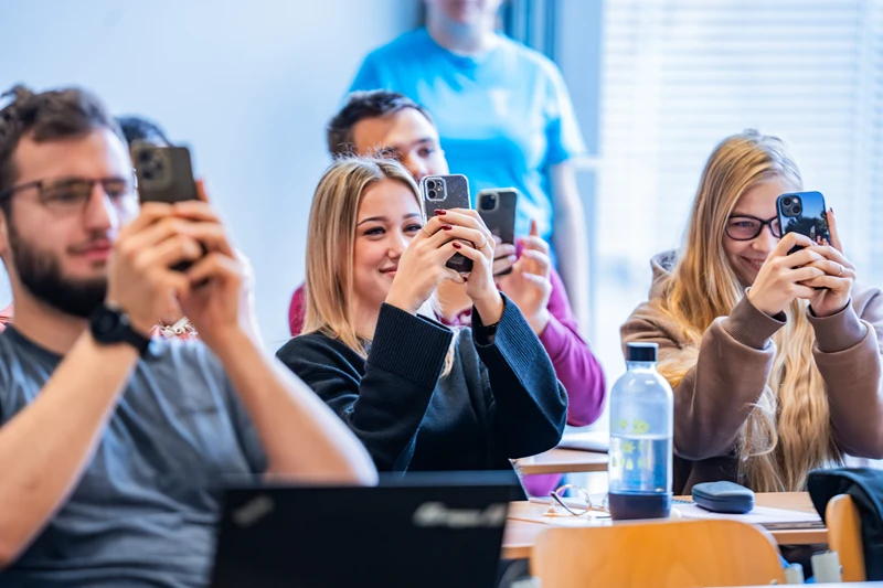 studenti s kteří fotí
